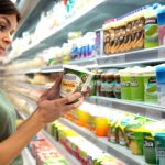 Como escolher iogurte sem cair em armadilhas: a regra 3-4-3 🥛📊 1 🥛 Conheça o passo a passo da regra 3-4-3 e aprenda a diferenciar um iogurte simples de um produto ultradoçado que só parece saudável.