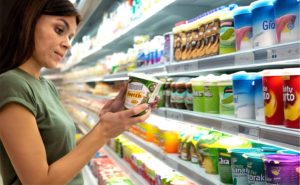 🥛 Conheça o passo a passo da regra 3-4-3 e aprenda a diferenciar um iogurte simples de um produto ultradoçado que só parece saudável.