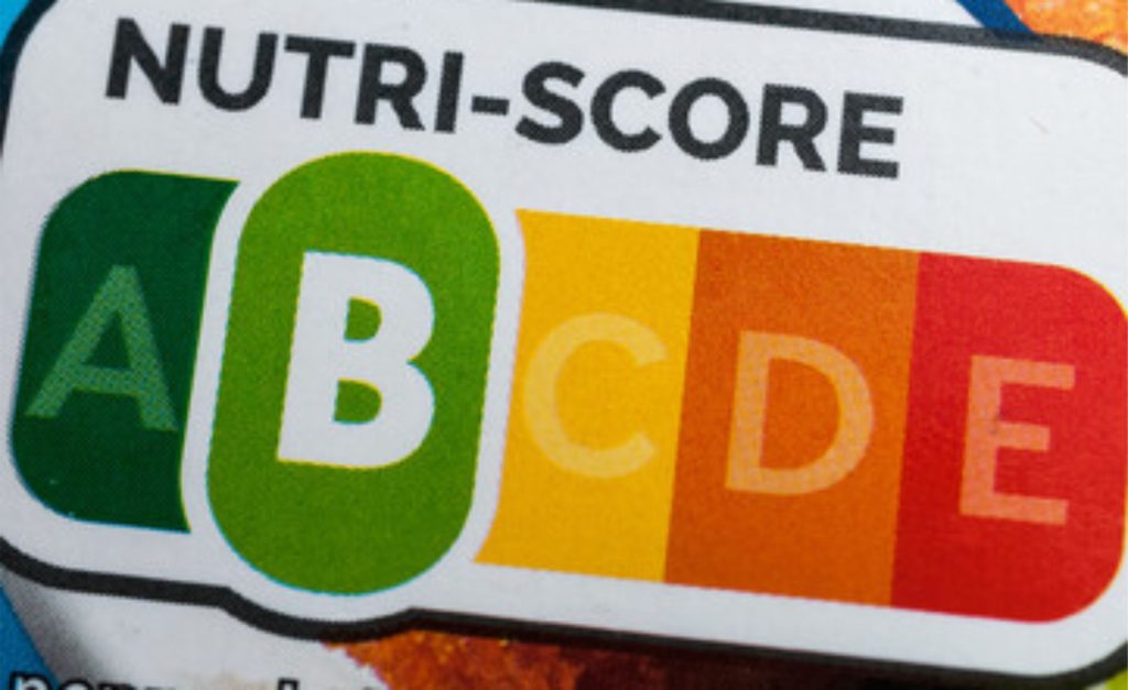 A ruptura entre Danone e Nutri-Score expõe tensões sobre transparência, rotulagem e a nova classificação dos produtos bebíveis. 🥛