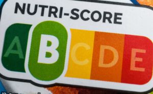 A ruptura entre Danone e Nutri-Score expõe tensões sobre transparência, rotulagem e a nova classificação dos produtos bebíveis. 🥛