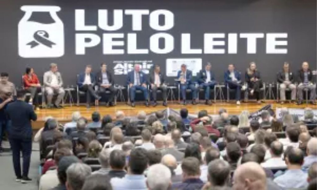 💥 Produtores lotam a Alesc e exigem reação imediata diante da crise do leite que já reduziu a produção catarinense em mais de 10%.