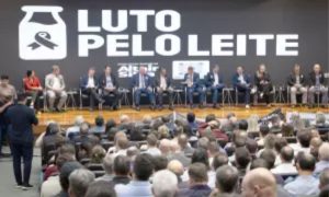 💥 Produtores lotam a Alesc e exigem reação imediata diante da crise do leite que já reduziu a produção catarinense em mais de 10%.