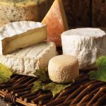 Do anonimato ao hype: o retorno dos queijos mais subestimados 😮 1 Britânicos redescobrem queijos subestimados, impulsionados por curiosidade, tradição rural e a busca por experiências mais autênticas.