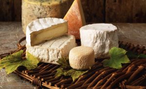 Britânicos redescobrem queijos subestimados, impulsionados por curiosidade, tradição rural e a busca por experiências mais autênticas.