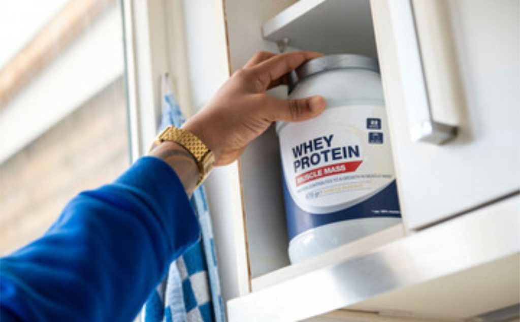 🥛 Whey protein virou febre, mas nem todo produto entrega o que promete. Veja os critérios essenciais antes de levar para casa.