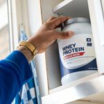 🥛 Whey protein virou febre, mas nem todo produto entrega o que promete. Veja os critérios essenciais antes de levar para casa.