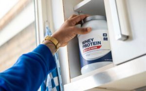 🥛 Whey protein virou febre, mas nem todo produto entrega o que promete. Veja os critérios essenciais antes de levar para casa.