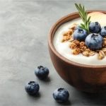 🥣 Comer iogurte grego no café da manhã por 3 anos: veja os benefícios 1 Um café da manhã simples, saboroso e acessível pode se transformar em um hábito poderoso para a saúde: o iogurte grego mostra por que continua sendo um aliado diário.