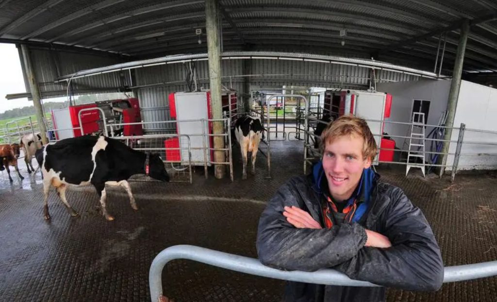 🐄 Com automação leiteira e gestão de dados, um produtor da Tasmânia revolucionou a produtividade, driblando a escassez de mão de obra no setor.