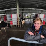 🐄 Com automação leiteira e gestão de dados, um produtor da Tasmânia revolucionou a produtividade, driblando a escassez de mão de obra no setor.