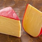 Casca do queijo: o que realmente dá para comer — e o que é melhor descartar ⚠️ 1 😮 Casca do queijo nem sempre é vilã: produtor italiano esclarece o que comer, o que evitar e como identificar riscos à saúde.