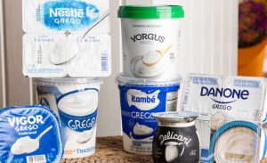 Teste independente mostrou que apenas um iogurte grego entregou cremosidade autêntica sem adição de açúcar, segundo os jurados. 🏅