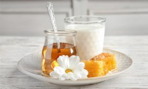 🌙 Leite e mel ganham força como aliados naturais para um sono mais reparador.