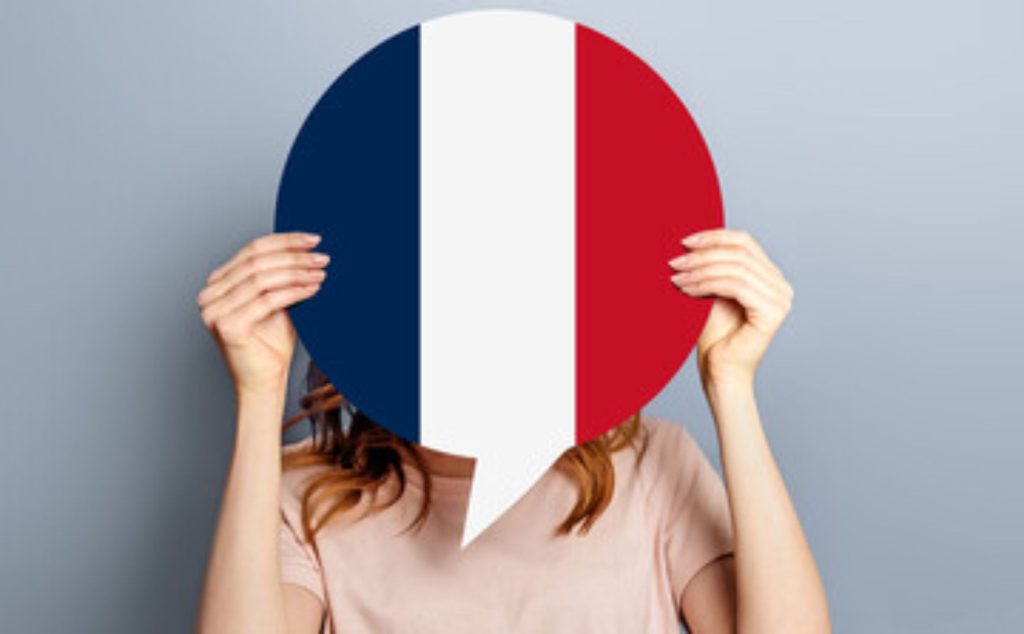 📉 A França rejeita o texto atual e exige novas garantias; o leite surge no grupo dos setores que monitoram possíveis impactos.