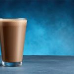🥛💪 Leite com chocolate: o “suplemento surpresa” que supera bebidas esportivas 2 Um novo estudo compara o poder de recuperação do tradicional leite com chocolate com as bebidas esportivas mais populares e reacende o debate no mundo do treinamento.