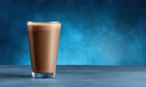 Um novo estudo compara o poder de recuperação do tradicional leite com chocolate com as bebidas esportivas mais populares e reacende o debate no mundo do treinamento.