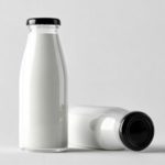 Um copo de leite e uma tigela de iogurte: aliados da saúde intestinal e, segundo a ciência, também da prevenção do câncer.