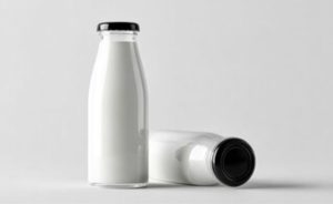 Um copo de leite e uma tigela de iogurte: aliados da saúde intestinal e, segundo a ciência, também da prevenção do câncer.