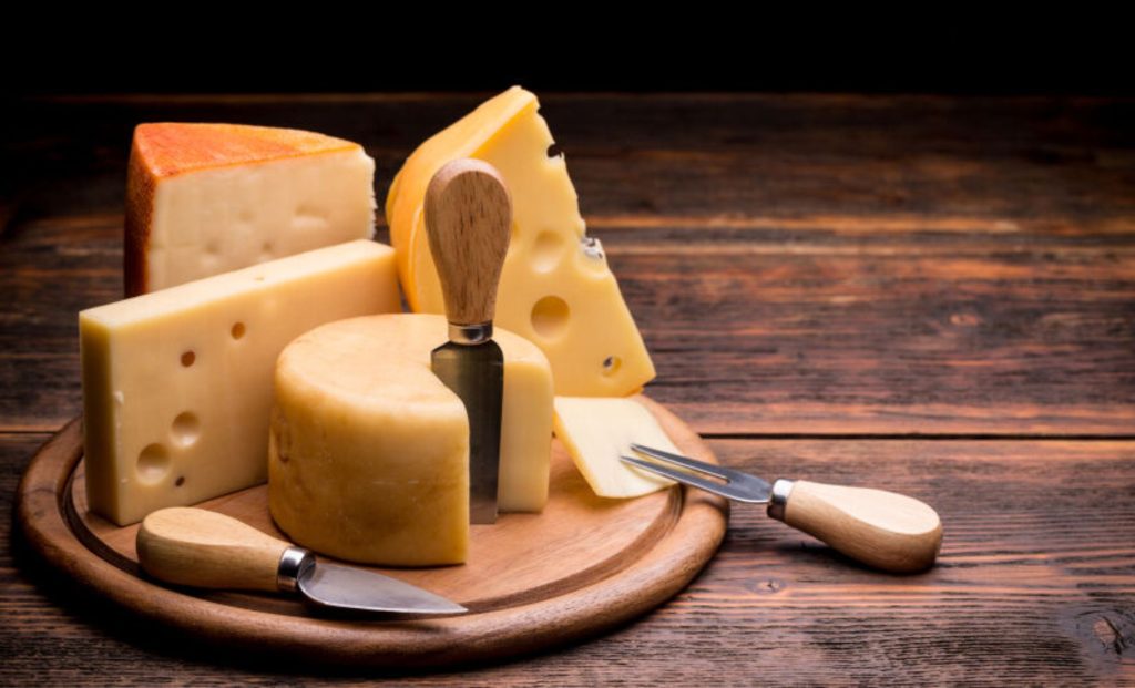 Uma seleção de queijos brasileiros conquista o paladar internacional e coloca o país entre os grandes do mundo lácteo.