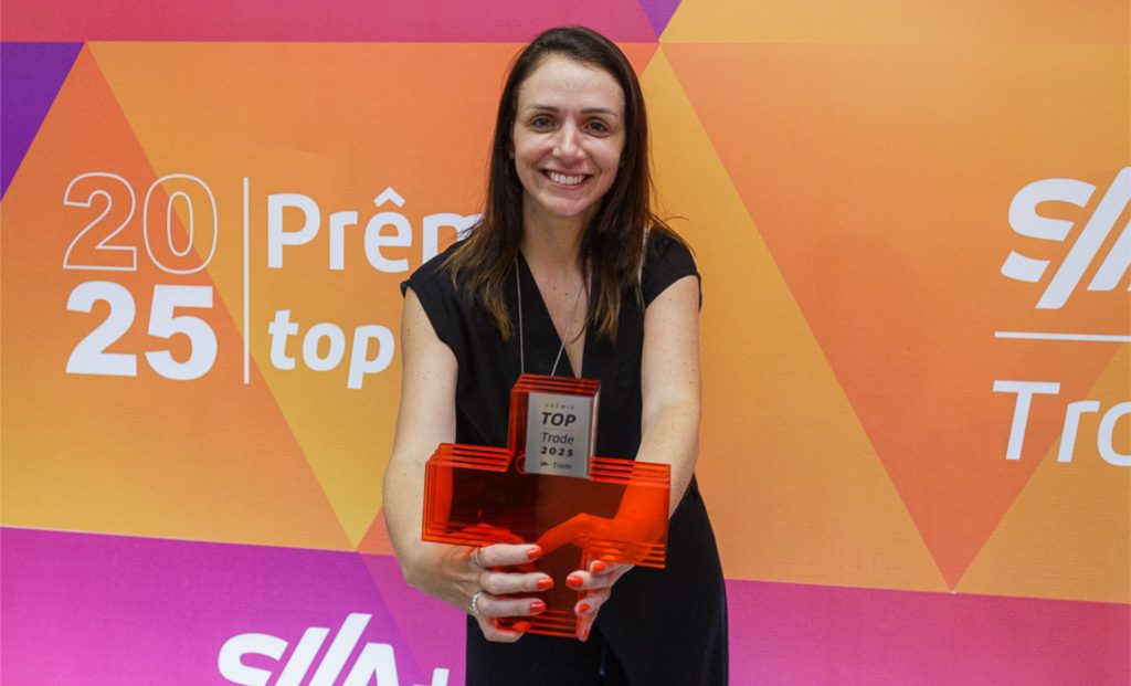 Juliana Moreti, diretora de Trade Marketing & Merchandising da Danone Brasil, celebra sua vitória como profissional Top Trade 2025 na categoria Indústria.