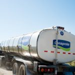 Leche uruguaia dispara! 🚀 Produção da Conaprole deve fechar 2025 no maior patamar de todos os tempos 1 Batendo a marca: Cooperativa uruguaia supera 1,6 bilhão de litros e mira recorde histórico na produção.