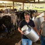 Genética, cocho e ambição: jovem pecuarista produz 900 litros/dia 🧬 2 🚜 Com sistema no cocho e foco em genética, jovem pecuarista mineiro acelera produção e planeja crescer.