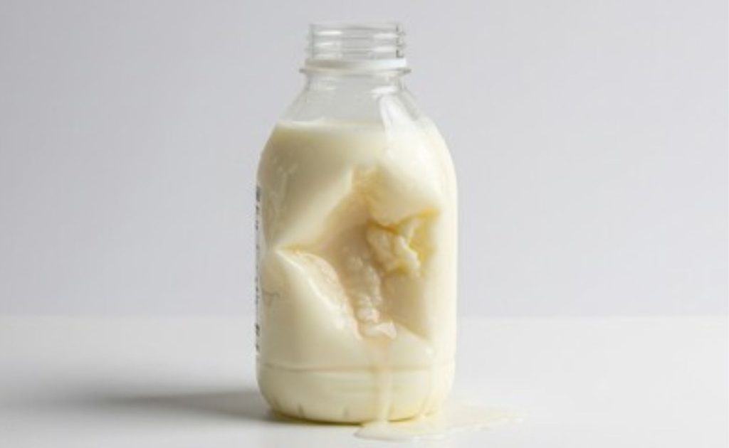 ⚠️ Leite contaminado com substância sólida causou pânico em família inglesa e abriu investigação sobre a cadeia do produto.