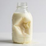 Leite contaminado quase mata menina de 6 anos no Reino Unido 🥛 1 ⚠️ Leite contaminado com substância sólida causou pânico em família inglesa e abriu investigação sobre a cadeia do produto.