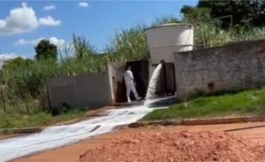 ⚠️ Moradores relatam mau cheiro e risco ambiental após vazamento de soro em área urbana de Goiás.