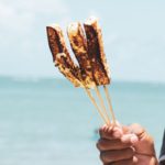 🚫 Churrasco e queijo na praia estão fora do cardápio dos ambulantes em Praia Grande.