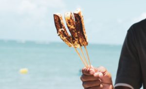 🚫 Churrasco e queijo na praia estão fora do cardápio dos ambulantes em Praia Grande.