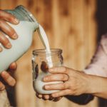 Valor de referência do leite no RS recua 0,28% em dezembro, segundo o Conseleite-RS, que aponta desaceleração da baixa 🔍