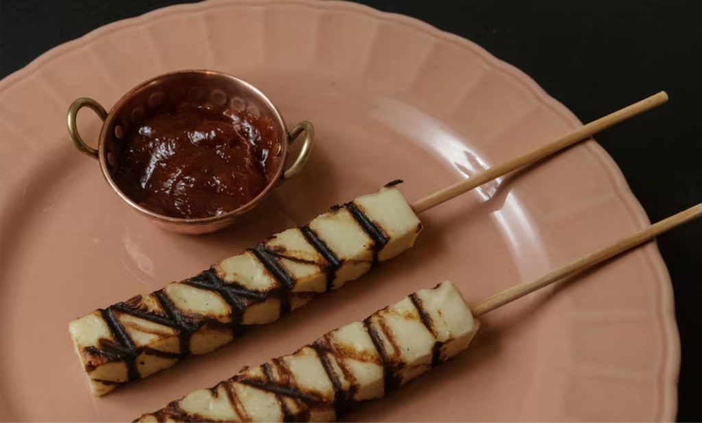 🥩 Queijo coalho foi testado quente, na grelha, sem identificação das marcas; especialistas destacaram textura e sabor.