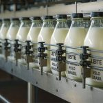 🥛 A combinação entre oferta crescente, consumo enfraquecido e importação competitiva cria um cenário desafiador para a pecuária leiteira brasileira.