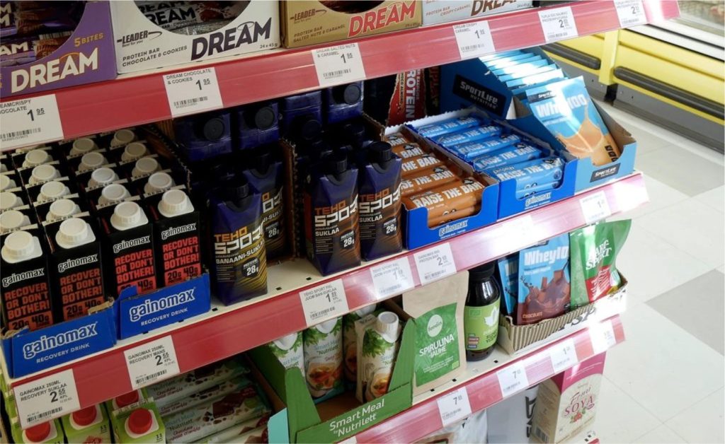 Proteína virou estrela nas prateleiras, mas qualidade e absorção variam muito — e a indústria nem sempre explica isso ao consumidor. 🧪