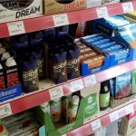 Proteína virou estrela nas prateleiras, mas qualidade e absorção variam muito — e a indústria nem sempre explica isso ao consumidor. 🧪