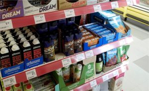 Proteína virou estrela nas prateleiras, mas qualidade e absorção variam muito — e a indústria nem sempre explica isso ao consumidor. 🧪