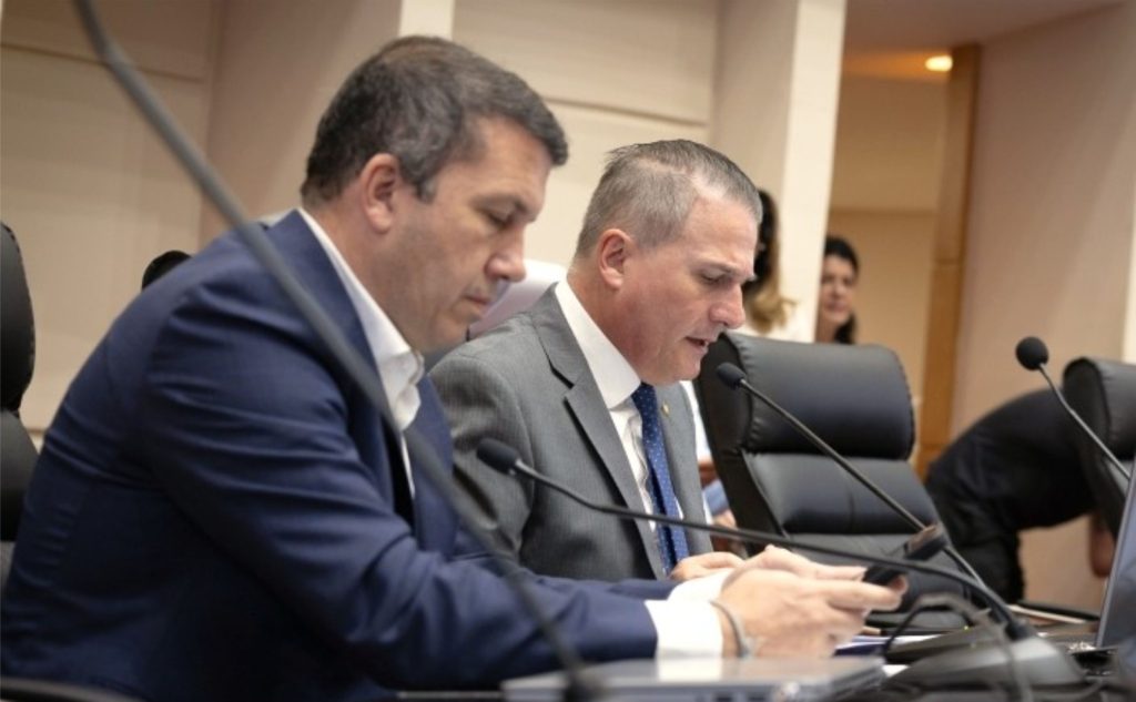 Alesc intensifica discussão sobre leite em pó importado e seus efeitos na cadeia leiteira de Santa Catarina. 🚜