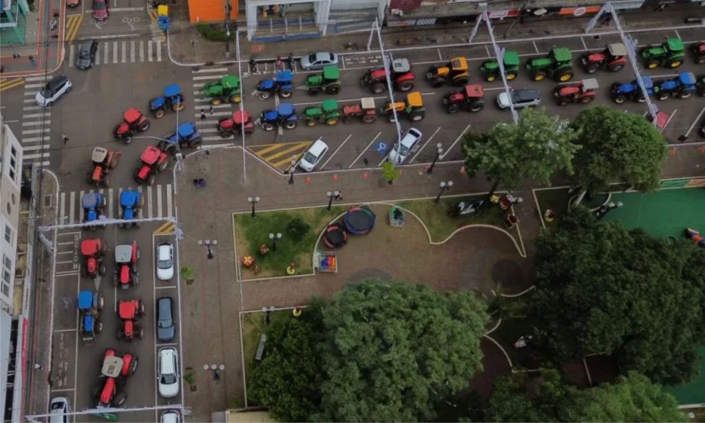 O protesto saiu da Água Branca, passou pela área central (foto) e seguiu até o parque de exposições.