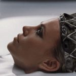 Leite no cinema: 10 cenas icônicas que marcaram Hollywood 🎬🥛 1 Em Branca de Neve e o Caçador (2012), Charlize Theron transforma o leite em símbolo de poder, vaidade e renovação ao mergulhar em uma banheira em busca da juventude eterna.