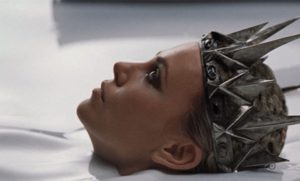 Em Branca de Neve e o Caçador (2012), Charlize Theron transforma o leite em símbolo de poder, vaidade e renovação ao mergulhar em uma banheira em busca da juventude eterna.