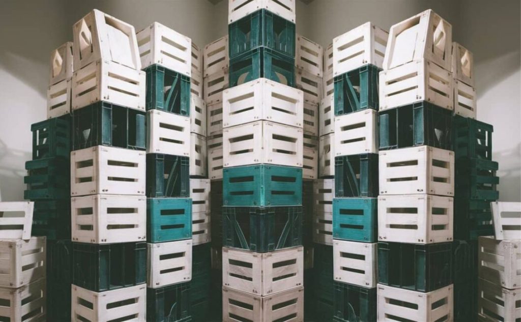 ⚠️ O que parece decoração criativa pode ser infração: caixas de leite só podem transportar leite no estado.