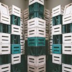 Caixas de leite viram móveis? 🚨 Isso é ilegal na Pensilvânia 1 ⚠️ O que parece decoração criativa pode ser infração: caixas de leite só podem transportar leite no estado.