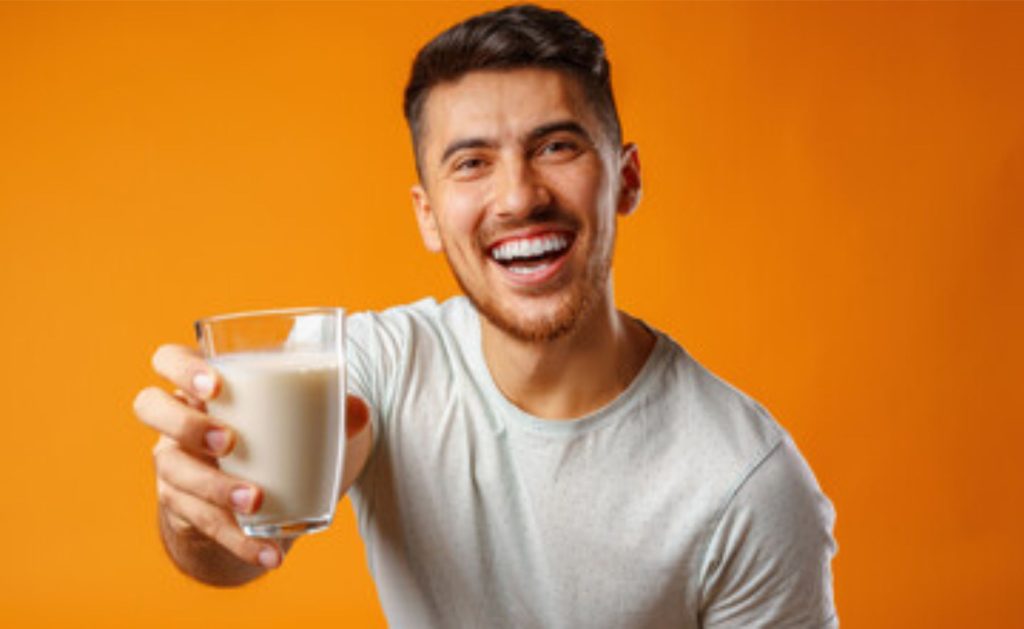 Cortar a gordura do leite resolve pouco e pode levar a excessos invisíveis ao longo do dia, diz nutricionista 🧠