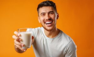 Cortar a gordura do leite resolve pouco e pode levar a excessos invisíveis ao longo do dia, diz nutricionista 🧠