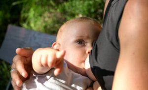 😳 Polícia investiga caso surreal em que leite materno foi usado como estratégia para confundir funcionários e cometer furto.