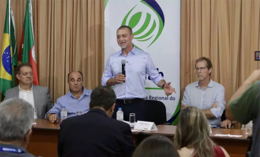 Reunião onde o presidente da Conab, Edegar Pretto, anunciou a operação. (Foto: Débora Beina/Divulgação) Leite.