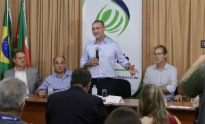 Reunião onde o presidente da Conab, Edegar Pretto, anunciou a operação. (Foto: Débora Beina/Divulgação) Leite.