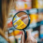 Rótulos alimentícios: como 30 segundos mudam suas escolhas ⏱️ 1 Entre lupas, ingredientes e porções irreais, rótulos alimentícios exigem atenção — e poucos sabem decifrá-los 🔍