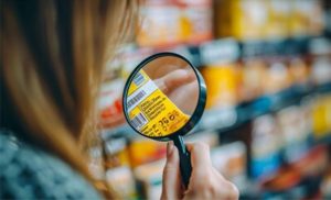 Entre lupas, ingredientes e porções irreais, rótulos alimentícios exigem atenção — e poucos sabem decifrá-los 🔍